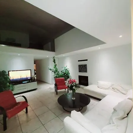 Lakeview Bliss Contemporary Retreat Villa